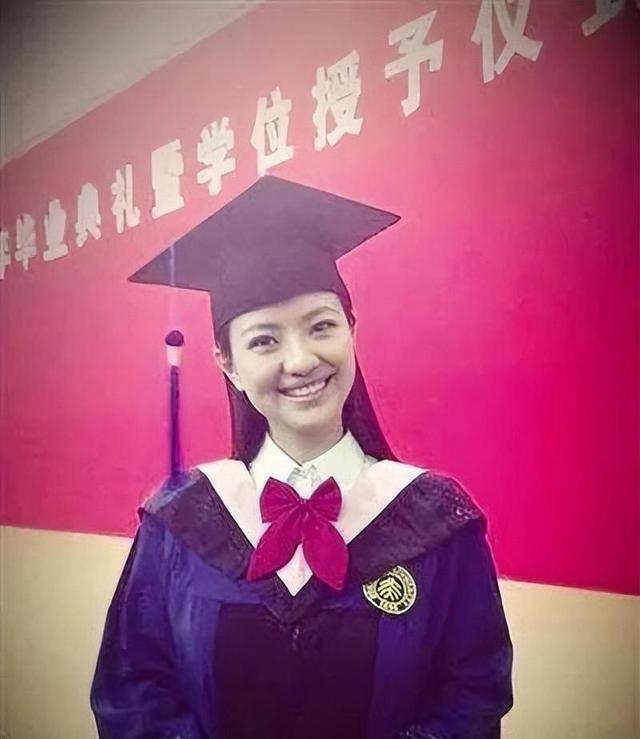 和撒贝宁同居四年，却转身和富豪在一起，没想到如今却沦落至此