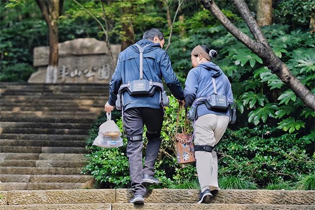 登高赏秋乐重阳 半山景区首推登山助力机甲共享服务