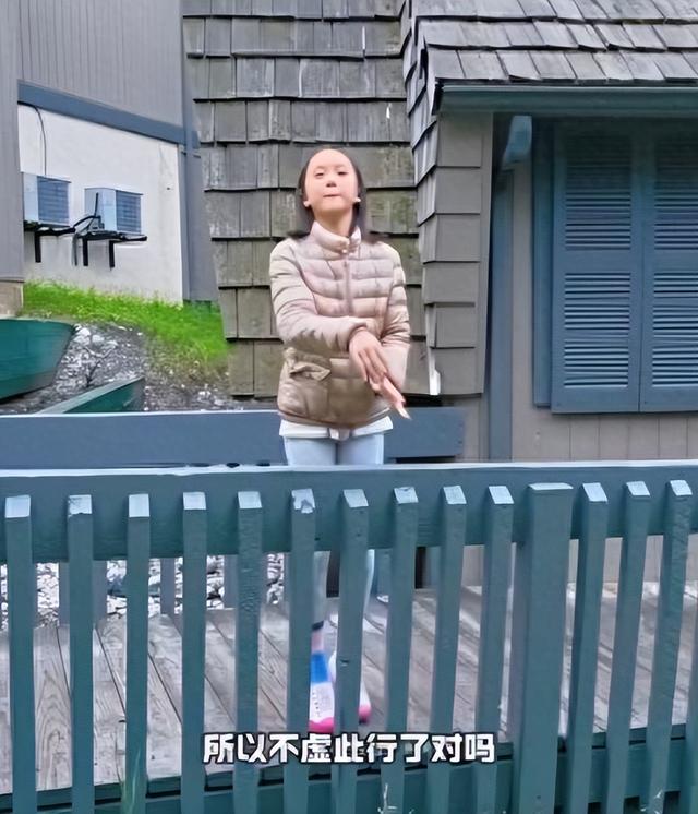 闯祸了！央视主持人出国旅游，携妻女高调炫海外生活，被网友骂惨