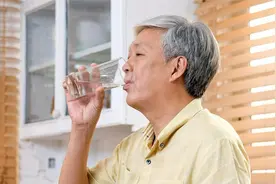 肾结石是喝水喝出来的？医生：不想结石找上门，这3种饮品要少喝图片