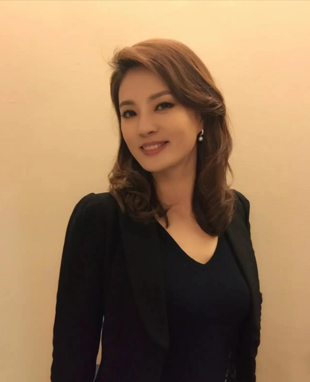 她曾是“央视台花”，男友被判死缓，丈夫狱中身亡，47岁无人敢娶