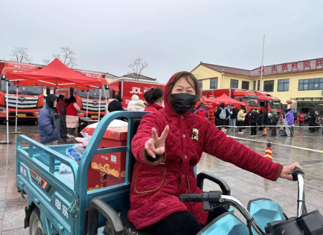 刘强东回老家，凌晨1点喝到脸通红，穿拖鞋做鬼脸，乡亲帮洗房子