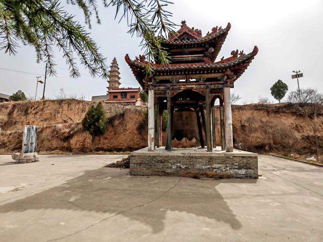 坡上孤塔——万荣八龙寺塔