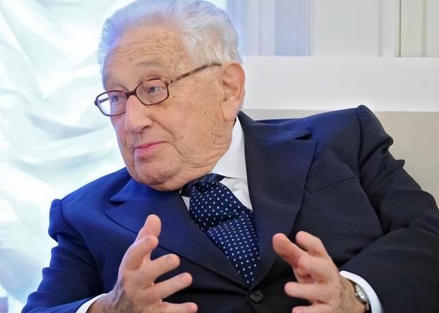 中美一旦开战，美军将全面轰炸中国？基辛格曾称：中美正走向悬崖