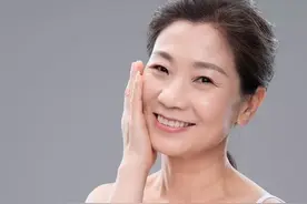 发现没有？55岁是女人的分水岭，过了55岁以后，女人是真的老了！图片