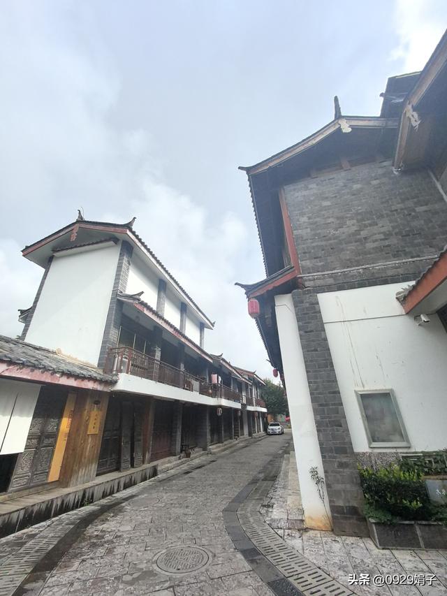 我行走在古镇的青石板路上