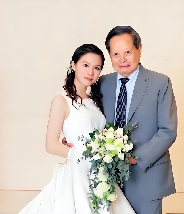杨振宁家庭情况曝光：三个儿女无人继承物理学，与翁帆关系也很好