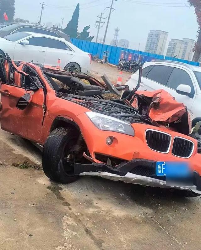 渣土车路口失控侧翻压垮两辆小车，多名群众搬碎块开车门救人，交警回应