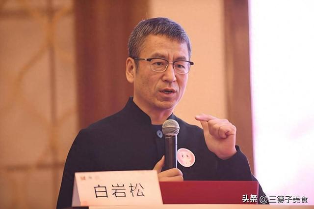 从"央视一哥"到跌落神坛，57岁白岩松的评论，再遭官媒和网友批评