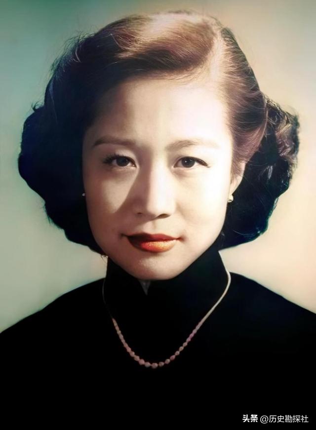 1981年，杜聿明的葬礼上，女儿杜致礼和杨振宁的留影，悲痛难掩！