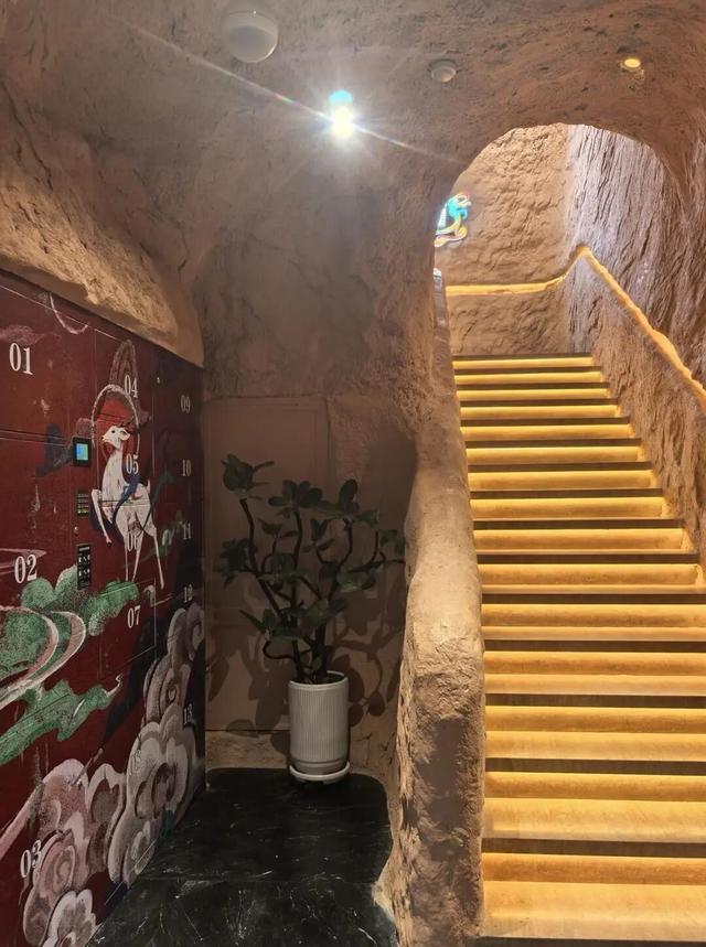 敦煌一“豪华”公厕成网红打卡点，配备茶饮自助机，管理单位：不是为了体现豪华，初心是传播地域文化特色