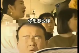 女子高铁上脚踩座椅，还放狠话惹怒众人，列车长的处理方式引热议图片