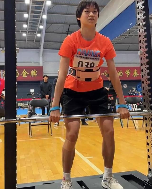 宣布复出不到一周，全红婵罕见露面挂牌仪式，身材基本恢复如初