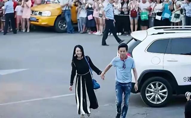 51岁的何炅，牵手54岁的杨钰莹，年过半百的俩人，画面温馨