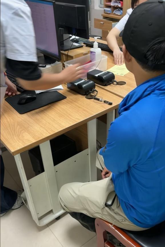 内蒙大妈沙漠拦路收费后续：游客不给就开车撞人，文旅局回应来了