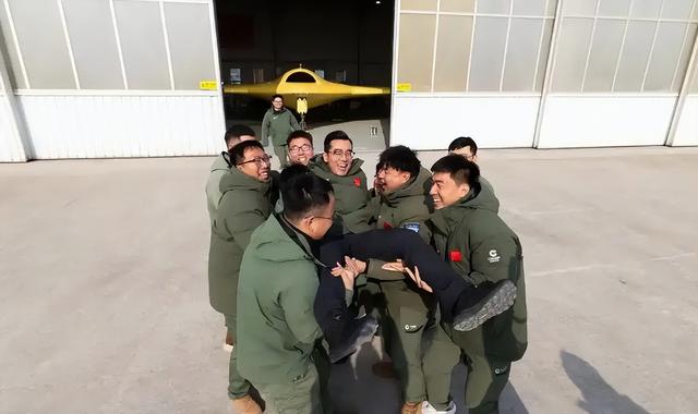又添猛将！中国新型高速隐身无人机首飞成功，航程能绕台湾3圈