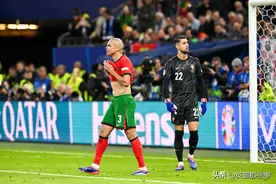 欧洲杯热血一幕！41岁佩佩遭对手强突，狂追到底线解围，挥拳庆祝图片