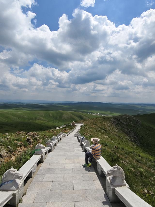 去北极村第四站——东乌。走99号公路我们去爬瞭望山。
