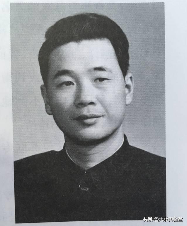 李鹏总理儿媳罕见留影，五官端正长相大气，爷爷功勋卓著比肩元帅