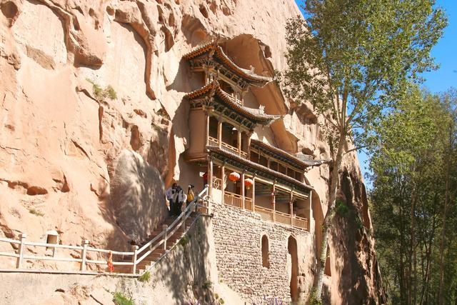 张掖马蹄寺石窟群，开凿于十六国北凉时期，是祁连山下的佛国秘境