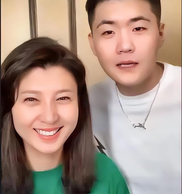 道歉不到24小时，闫学晶再迎三大噩耗，她儿子可能30万都赚不到了