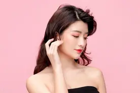 老婆和男领导出差回来，走路姿势怪异，真实原因让我无语图片