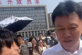 “荣昌猪”小伙被区委书记一眼认出，当事人：专程去找书记合影，想尽力宣传家乡美食图片