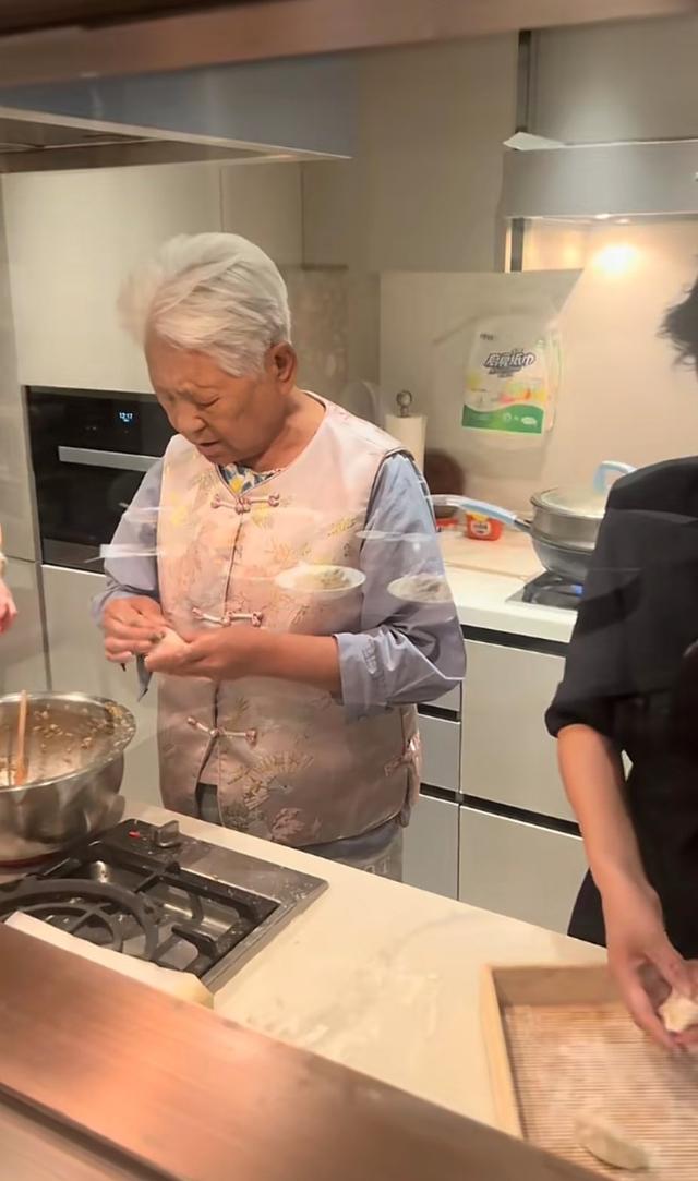 大孝！岳云鹏接80岁老妈住北京豪宅，3000万别墅阔气，媳妇是功臣