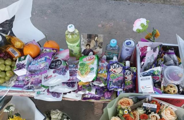 送曹操布洛芬，给孙权张辽卡，抽象上坟背后是年轻人的浪漫