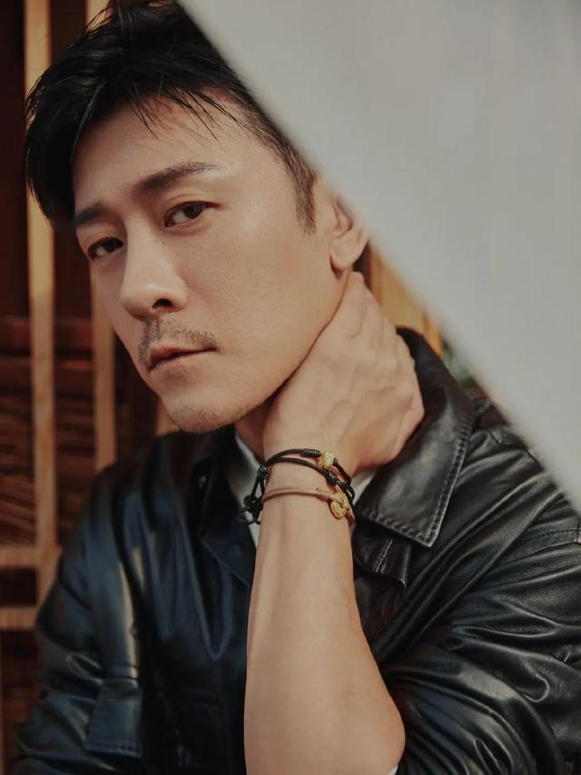 亲妈是导演，干妈是导演，20年都捧不红他，却在娶妻改名后火了