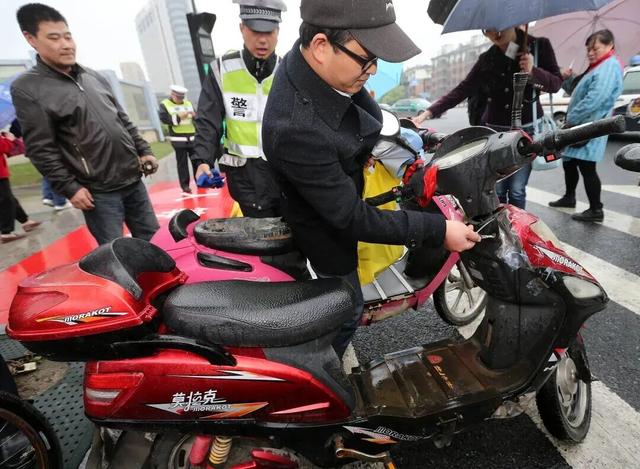 12月1日起，电动车又有新规，2类车禁止上路，5大违法行为严查！