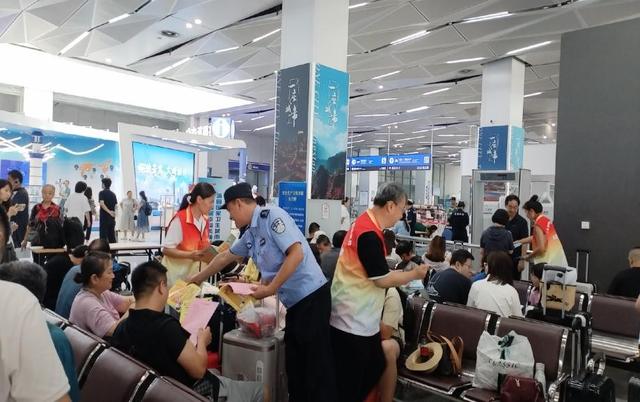 “海上旅游 文明‘邮’你”！市北区“志愿红”携手港航“警察蓝”倡导邮轮文明旅游