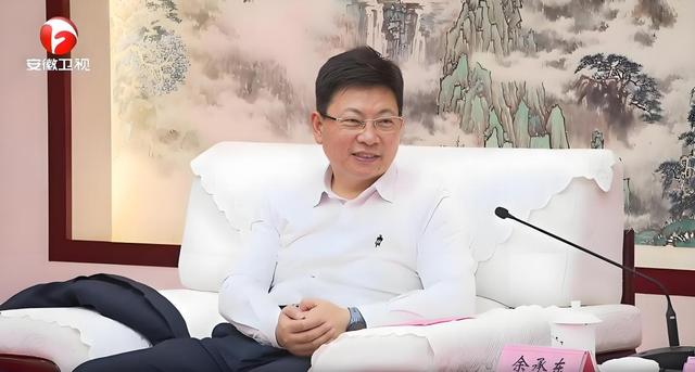 余承东的白衬衫，藏着一场万亿生意的“弹性”密码
