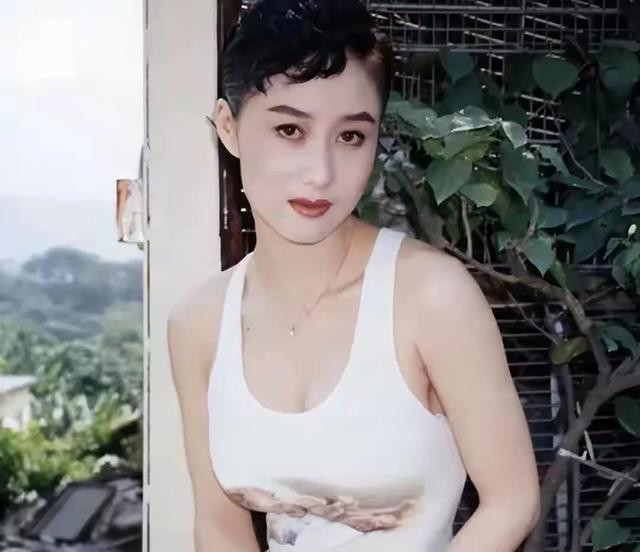 2005年黄秋燕再婚，在美国开了美容院日子温馨幸福，现定居北京
