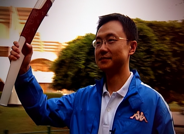 春妮没想到，丈夫刚强出席阅兵解说没多久，6岁儿子又给自己争光