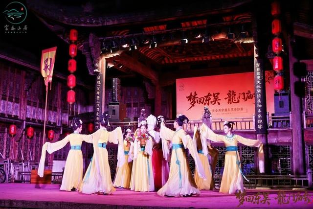 国庆中秋长假首日“炸”场！龙门古镇逛到腿软停不下来，美食吃到扶墙走！