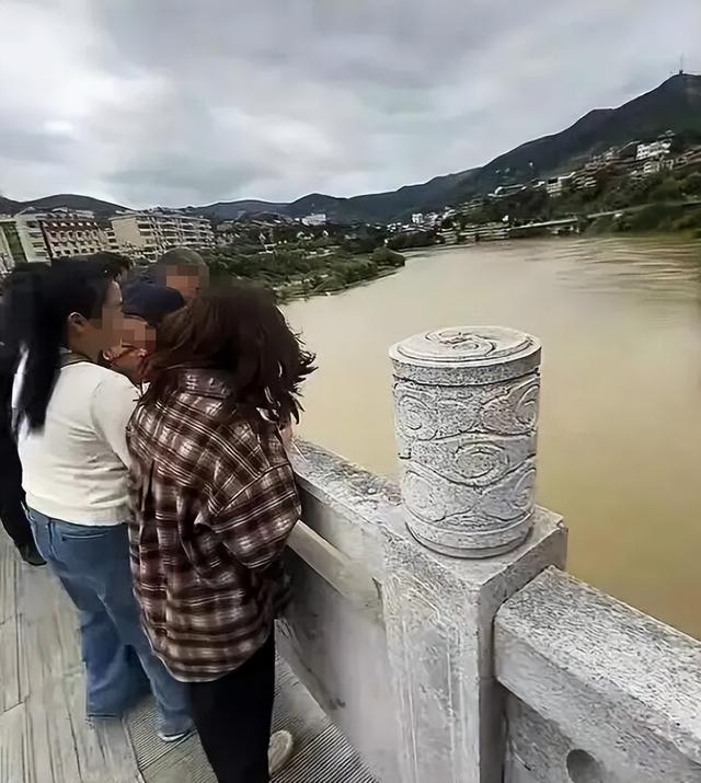 新郎跳河后续：网友爆2年前已订婚，彩礼含六金，丈母娘很有名气
