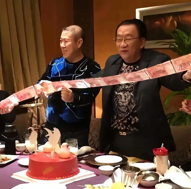 79岁侯耀华晚年凄凉！独居北京无保姆照料，家里脏乱差环境寒酸