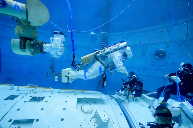 张洪章：从农村集市“守摊娃”到飞天英雄，他和妻子有个约定