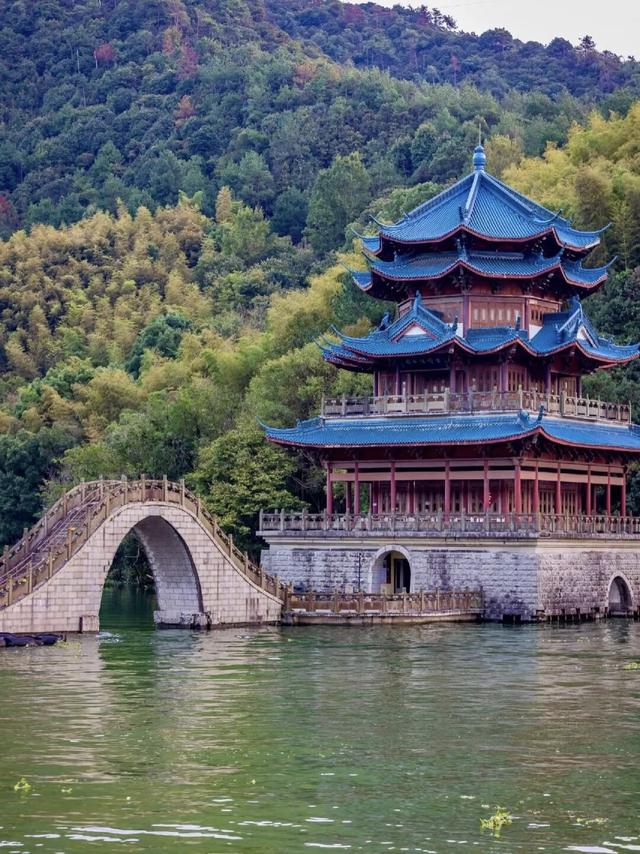 “为什么浙江的景点如此繁多？‘金山银山’背后隐藏的旅游秘密”