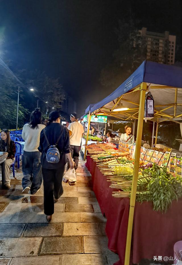 西双版纳的江边夜市