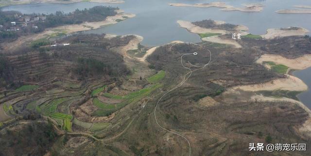 大别山现奇妙格局，内外层次分明，前方山峰成天然点缀