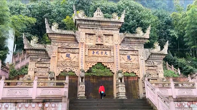 重庆大气的百年古寺，伴山而建雄伟壮观，风景绝美却不收门票