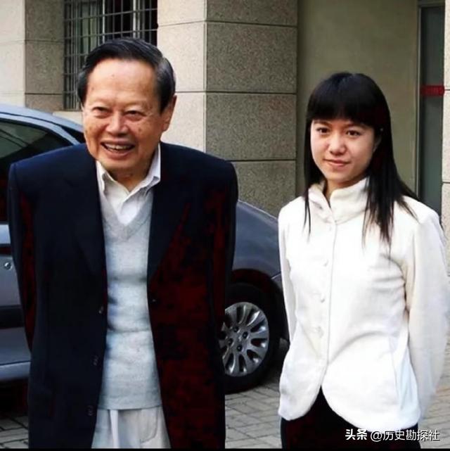 1981年，杜聿明的葬礼上，女儿杜致礼和杨振宁的留影，悲痛难掩！