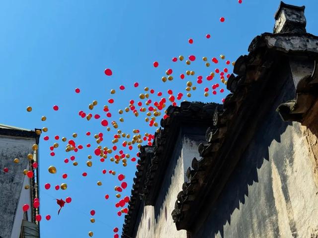 又添宝藏打卡点！鱼灯“游”进斗山街，「鱼你有约」开启非遗沉浸式体验新玩法
