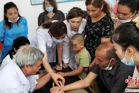 全国人大代表街头走红，笑称：“走到哪儿扎到哪儿”图片