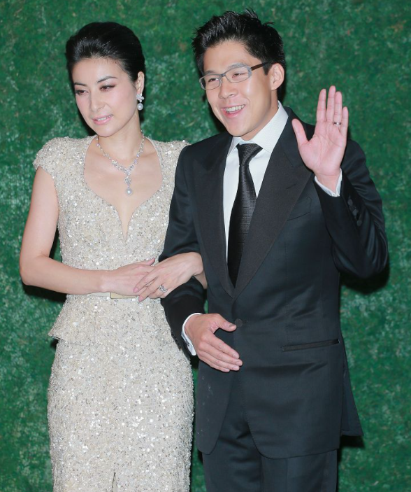 三连升！霍启刚官宣喜讯，新身份给郭晶晶长脸，让李嘉诚不敢吭声