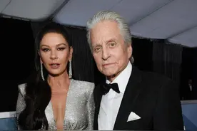 54岁泽塔·琼斯脸垮了：女儿没遗传她的惊人美貌，儿子也不如爹帅图片