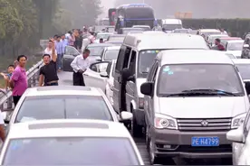 国庆高速堵车饿肚子？有人车上带一锅刚炖好的饭菜！图片