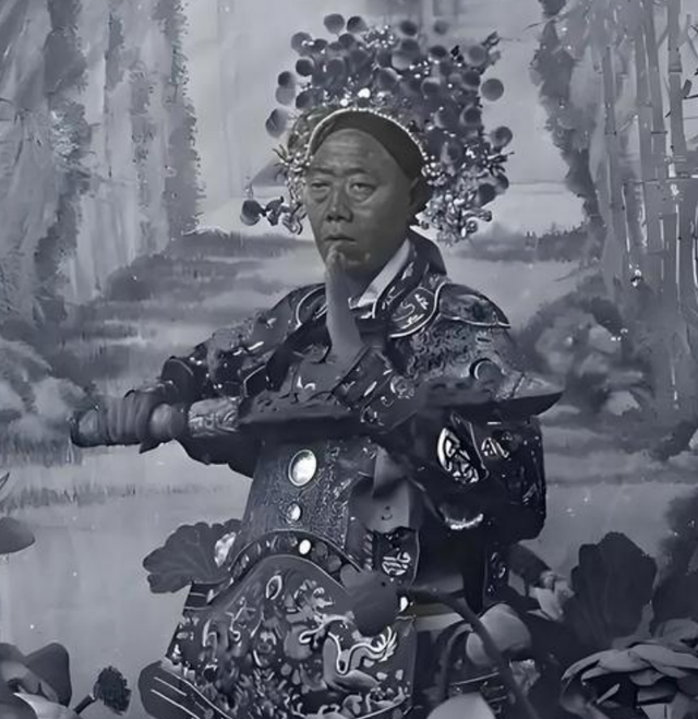 北京挖出大太监李莲英之墓	，开棺后，考古人员被吓得浑身发抖